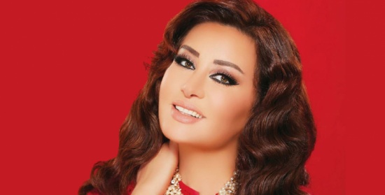 في حفلها بمصر .. لطيفة تثيرُ غضب جمهورها بسبب “الفستان والخادمة” في حفلها بمصر .. لطيفة تثيرُ غضب جمهورها بسبب “الفستان والخادمة”