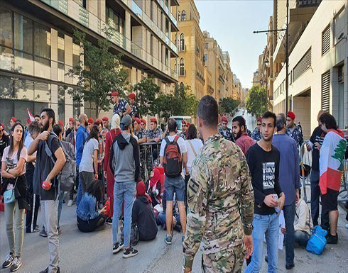 بالفيديو : محتجون لبنانيون يلقون النفايات أمام منازل سياسيين في طرابلس بالفيديو : محتجون لبنانيون يلقون النفايات أمام منازل سياسيين في طرابلس