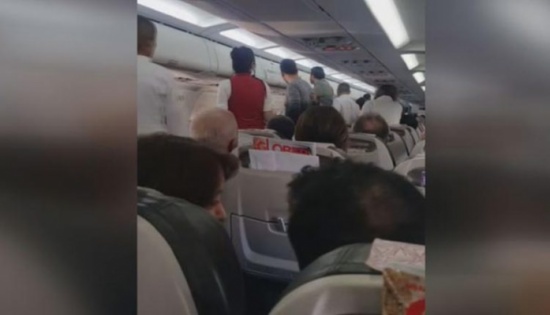 بالفيديو… “قُبلة” تتتسبب بحرب على متن طائرة وتجبرها على الهبوط اضطراريا بالفيديو… “قُبلة” تتتسبب بحرب على متن طائرة وتجبرها على الهبوط اضطراريا