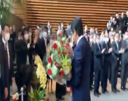 شاهد : لحظة وداع رئيس الوزراء الياباني السابق شينزو آبي لمقر مجلس الوزراء شاهد : لحظة وداع رئيس الوزراء الياباني السابق شينزو آبي لمقر مجلس الوزراء