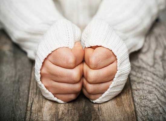 بعيدا عن الطقس.. هذه أسباب برودة أصابع اليدين بعيدا عن الطقس.. هذه أسباب برودة أصابع اليدين
