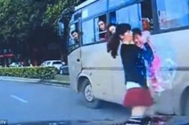 بالفيديو.. لحظة سقوط طفلة من نافذة حافلة متحركة