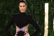 شاهد كيف تصرفت معها .. زوجة مذيع لبناني تضع فنانة بموقف محرج