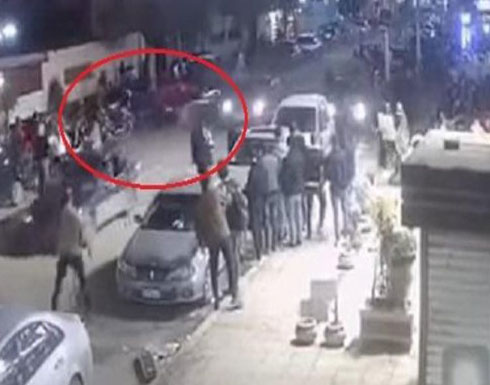 شاهد : سائق يهرب من مشاجرة ويدهس عدداً من المارة في مصر شاهد : سائق يهرب من مشاجرة ويدهس عدداً من المارة في مصر