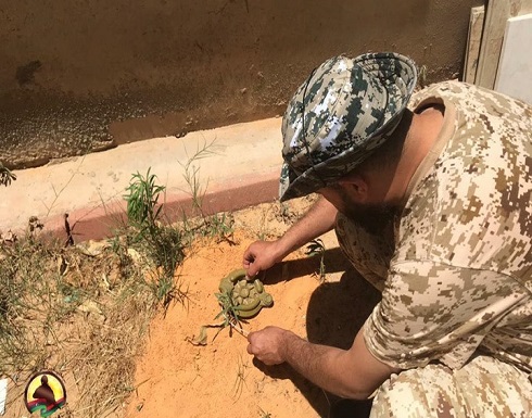 "ألغام حفتر" تفسد فرحة عودة النازحين إلى منازلهم (شاهد) "ألغام حفتر" تفسد فرحة عودة النازحين إلى منازلهم (شاهد)