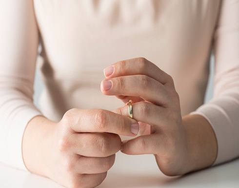 سيدة تطلب الخلع.. أهانني لعدم وجود مناديل الحمام بمكانها سيدة تطلب الخلع.. أهانني لعدم وجود مناديل الحمام بمكانها