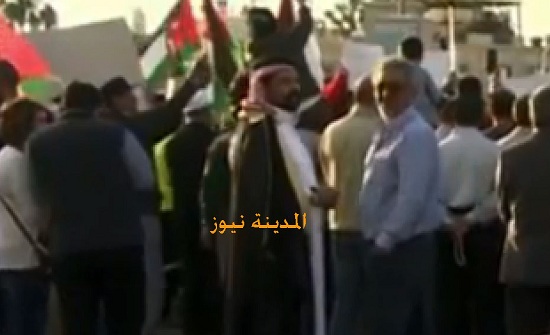 بالصور : فعاليات حزبية ونقابية وشعبية تنفذ وقفة احتجاجية امام السفارة الامريكية في عمان بالصور : فعاليات حزبية ونقابية وشعبية تنفذ وقفة احتجاجية امام السفارة الامريكية في عمان