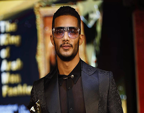 رجل كبير يقبل محمد رمضان ويدعو له.. فيديو رجل كبير يقبل محمد رمضان ويدعو له.. فيديو