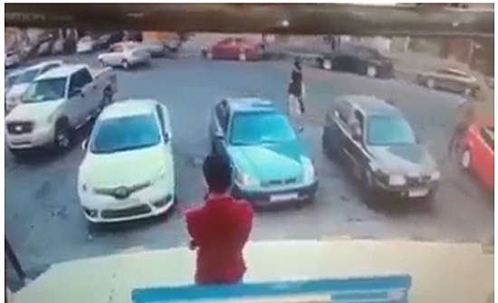 بالفيديو : كمين أمني للقبض على فارض اتاوات في عمان بالفيديو : كمين أمني للقبض على فارض اتاوات في عمان