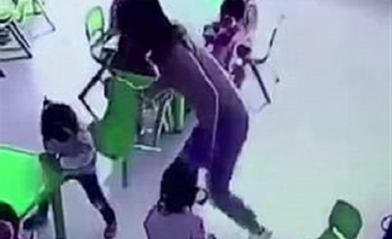 لحظة اعتداء معلمة على طفلة بالحضانة (فيديو وصور) لحظة اعتداء معلمة على طفلة بالحضانة (فيديو وصور)