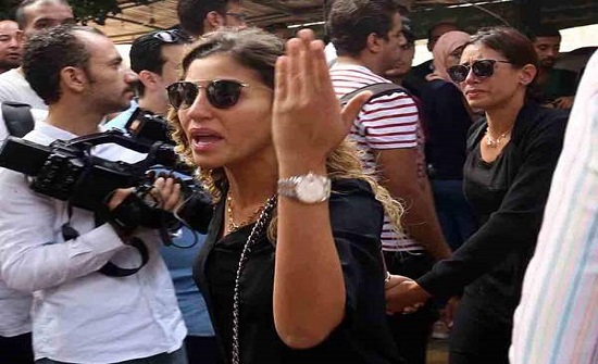 شاهدوا.. دينا الشربيني تنفعل بجنازة هيثم أحمد زكي وتفقد أعصابها شاهدوا.. دينا الشربيني تنفعل بجنازة هيثم أحمد زكي وتفقد أعصابها