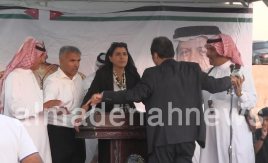 الاردن.. بالفيديو : شاهدوا كيف سحب المايك من أمام هند الفايز في اجتماع بني صخر