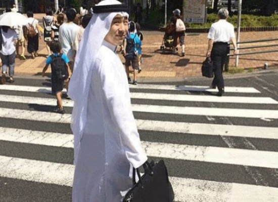 شاهد: ياباني يتجول في طوكيو بالثوب السعودي