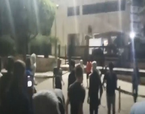 شاهد : رمي حجارة ومفرقعات باتجاه مصرف لبنان في صيدا شاهد : رمي حجارة ومفرقعات باتجاه مصرف لبنان في صيدا