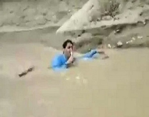 مراسل باكستاني يقدم رسالته الصحافية من داخل السيول (فيديو) مراسل باكستاني يقدم رسالته الصحافية من داخل السيول (فيديو)