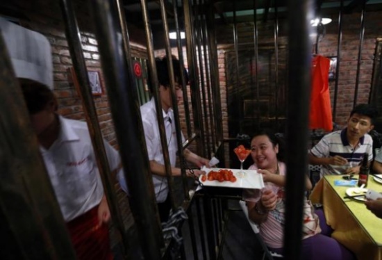 بالصور.. مطعم على شكل سجن !