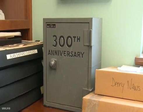 فتح "كبسولة زمنية" عمرها 50 عاما..والمفاجأة صاعقة فتح "كبسولة زمنية" عمرها 50 عاما..والمفاجأة صاعقة