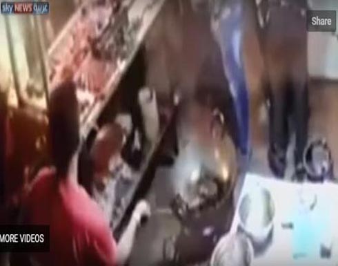 زبون اشتكى من ارتفاع اسعار الطعام .. فسكب عليه الزيت المغلي ( فيديو ) زبون اشتكى من ارتفاع اسعار الطعام .. فسكب عليه الزيت المغلي ( فيديو )