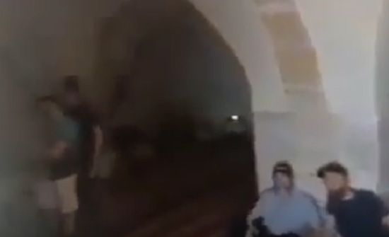 بالفيديو : إسرائيليون يؤدون طقوساً غريبة في البترا واغلاق مقام النبي هارون بالفيديو : إسرائيليون يؤدون طقوساً غريبة في البترا واغلاق مقام النبي هارون