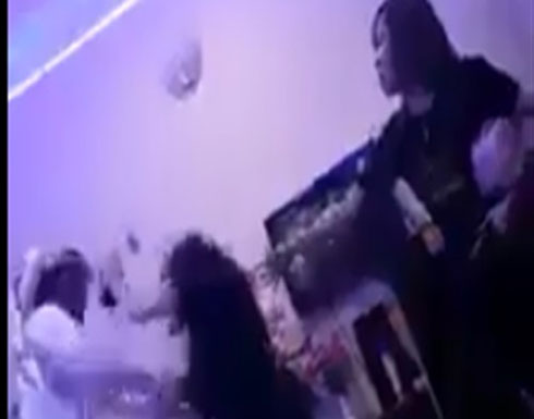 ثري خليجي يتعرض للضرب من فتيات بتايلاند (فيديو) ثري خليجي يتعرض للضرب من فتيات بتايلاند (فيديو)