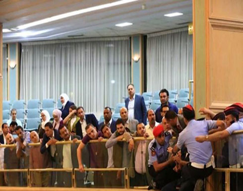بالصور والفيديو : مواطن يهدد بالانتحار من على شرفة مجلس النواب
