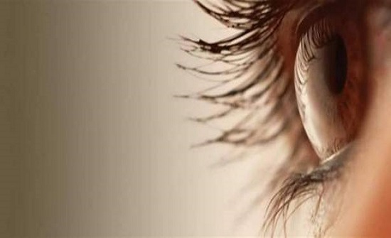لا تخافوا من رفة العين... هذا ما تكشفه عن صحتكم لا تخافوا من رفة العين... هذا ما تكشفه عن صحتكم