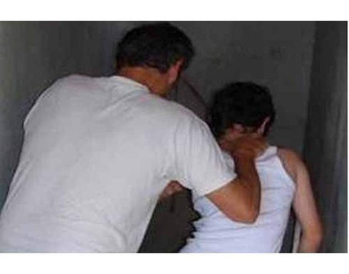 فضيحة تهز بلد عربي .. معلم يقوم بالرذيلة مع تلميذه فضيحة تهز بلد عربي .. معلم يقوم بالرذيلة مع تلميذه