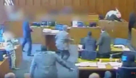 شاهد: متهم يقفز نحو المنصة ويحاول قتل أحد الشهود داخل المحكمة وأمام القضاة.. وهكذا انتهى المشهد! شاهد: متهم يقفز نحو المنصة ويحاول قتل أحد الشهود داخل المحكمة وأمام القضاة.. وهكذا انتهى المشهد!