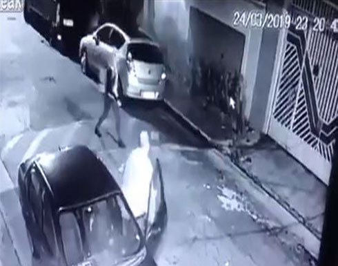حاول التحرّش بها.. فلقّنته درساً "صاعقاً" لن ينساه! (فيديو) حاول التحرّش بها.. فلقّنته درساً "صاعقاً" لن ينساه! (فيديو)