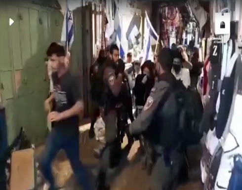 شاهد : هروب المستوطنين والجنود بعد رشهم برذاذ الفلفل في القدس شاهد : هروب المستوطنين والجنود بعد رشهم برذاذ الفلفل في القدس