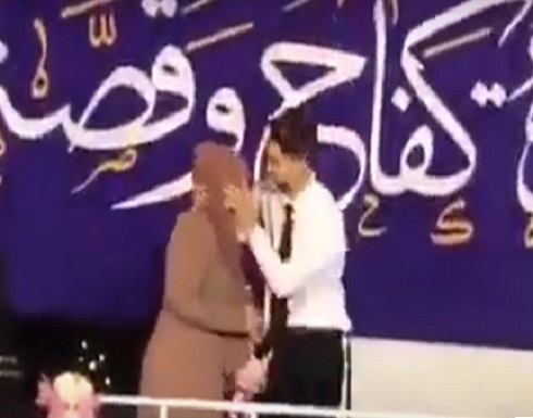 فيديو مؤثّر… طردوا أمّه من منصّة التخرّج وهذه كانت ردّة فعله! فيديو مؤثّر… طردوا أمّه من منصّة التخرّج وهذه كانت ردّة فعله!