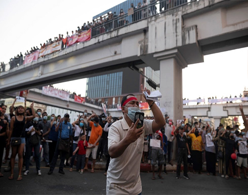 مظاهرات حاشدة بميانمار احتجاجا على الانقلاب والسلطات تهدد بالرد .. بالفيديو مظاهرات حاشدة بميانمار احتجاجا على الانقلاب والسلطات تهدد بالرد .. بالفيديو