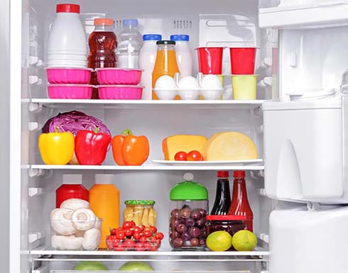 احذر وضع اللبن في الرف العلوي للثلاجة.. والسبب!