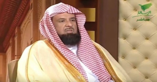 بالفيديو.. السند: لا يجب على المرأة أن تلبس القفازين والشرّاب!