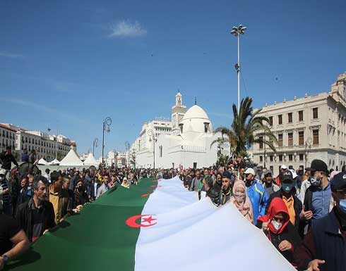 مسيرة طلابية في الجزائر تنادي بالإفراج عن معتقلي الرأي .. بالفيديو