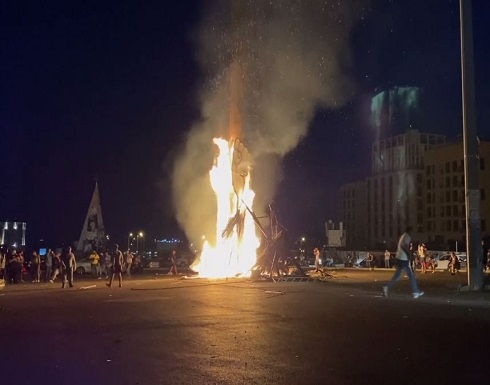 شاهد : مظاهرات في بيروت وإضرام النار في تمثال قبضة الثورة