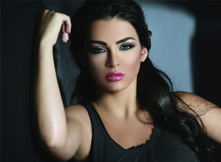 صور تثير الشكوك حول خطوبة قمر لإعلامي شهير