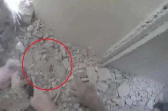 شاهد .. لحظة إنقاذ طفل سوري من تحت الأنقاض في الغوطة الشرقية شاهد .. لحظة إنقاذ طفل سوري من تحت الأنقاض في الغوطة الشرقية