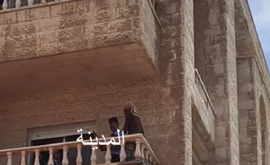 بالفيديو ... عمان : خادمة تهدد مخدوميها بسكين وتحاول الإنتحار بالفيديو ... عمان : خادمة تهدد مخدوميها بسكين وتحاول الإنتحار