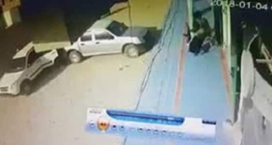بالفيديو: فشل مسلحين في اقتحام مصرف شرق اليمن بالفيديو: فشل مسلحين في اقتحام مصرف شرق اليمن
