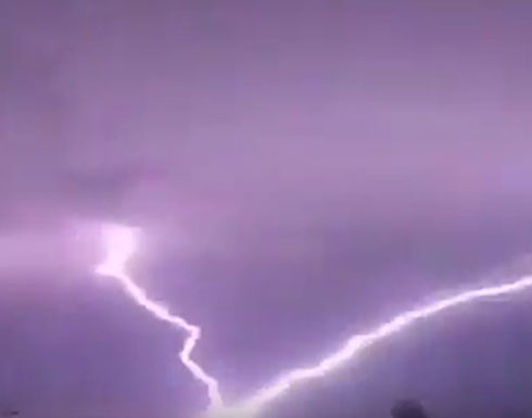 بالفيديو : نزول صاعقه على فريق أخباري في السعوديه بالفيديو : نزول صاعقه على فريق أخباري في السعوديه