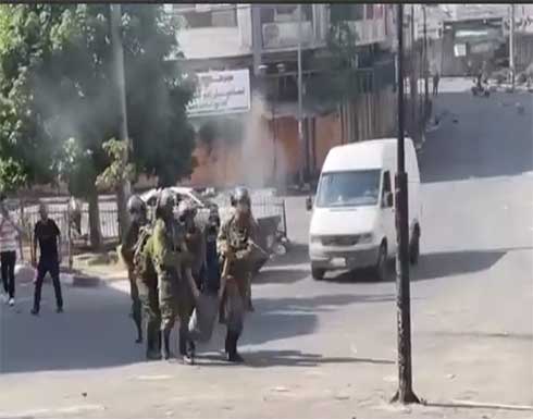 جنود إسرائيليون ينكلون بفتى فلسطيني جريح في الخليل .. بالفيديو جنود إسرائيليون ينكلون بفتى فلسطيني جريح في الخليل .. بالفيديو