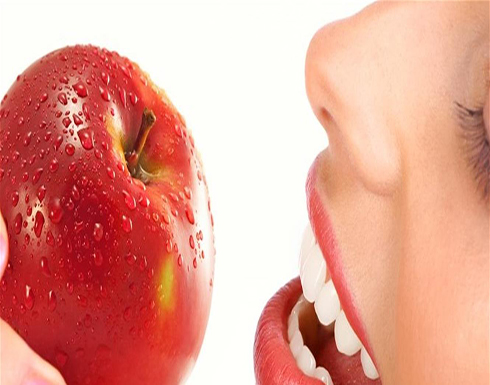 تناولي حبة تفاح وكوب ماء في هذا الوقت.. واخسري الوزن الزائد بسرعة تناولي حبة تفاح وكوب ماء في هذا الوقت.. واخسري الوزن الزائد بسرعة
