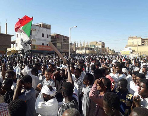 بالفيديو : السودان.. آلاف الطلاب يتظاهرون للمطالبة بتسليم السلطة للمدنيين