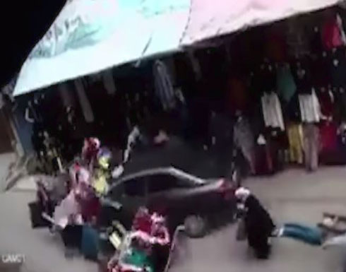 بالفيديو...شخص يدهس بسيارته كل ما يقابله في شارع تجاري بالفيديو...شخص يدهس بسيارته كل ما يقابله في شارع تجاري