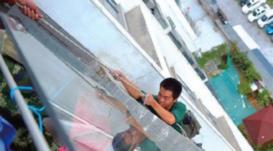 طفل يتسبب في موت عامل ليتمكن من مشاهدة برنامجه الكرتوني