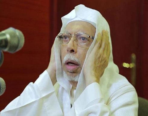 بالفيديو: التعب يداهم الشيخ علي الملا أثناء رفعه الأذان ومؤذن آخر يكمله بدلاً منه بالفيديو: التعب يداهم الشيخ علي الملا أثناء رفعه الأذان ومؤذن آخر يكمله بدلاً منه