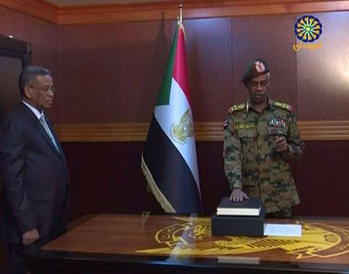 شاهد.. عوض بن عوف يؤدي اليمين رئيسا للمجلس العسكري الانتقالي شاهد.. عوض بن عوف يؤدي اليمين رئيسا للمجلس العسكري الانتقالي