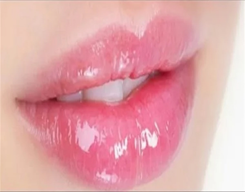 احصلي على شفاه جذابة في دقائق بزيت الزيتون والعسل احصلي على شفاه جذابة في دقائق بزيت الزيتون والعسل