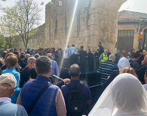 بالفيديو : "مسيحي أجنبي - مسيحي عربي".. عنصرية الاحتلال اثناء الوصول إلى كنيسة القيامة بالفيديو : "مسيحي أجنبي - مسيحي عربي".. عنصرية الاحتلال اثناء الوصول إلى كنيسة القيامة